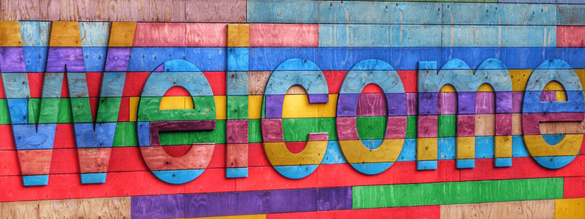 Eine bunte Wand mit einem Schriftzug Welcome